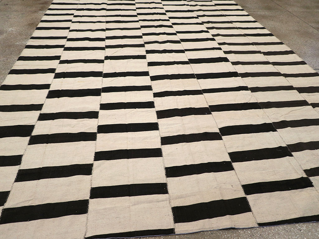 Modern Persian Flatweave Kilim Room Size Carpet, No.32922 - Galerie Shabab