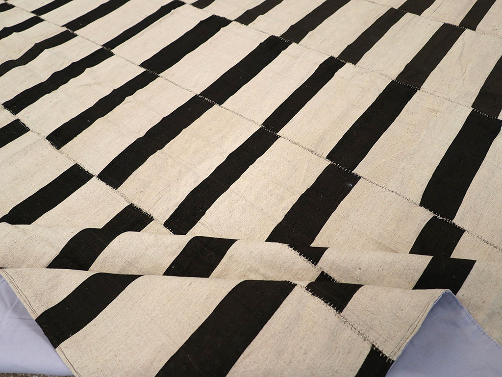 Modern Persian Flatweave Kilim Room Size Carpet, No.32922 - Galerie Shabab