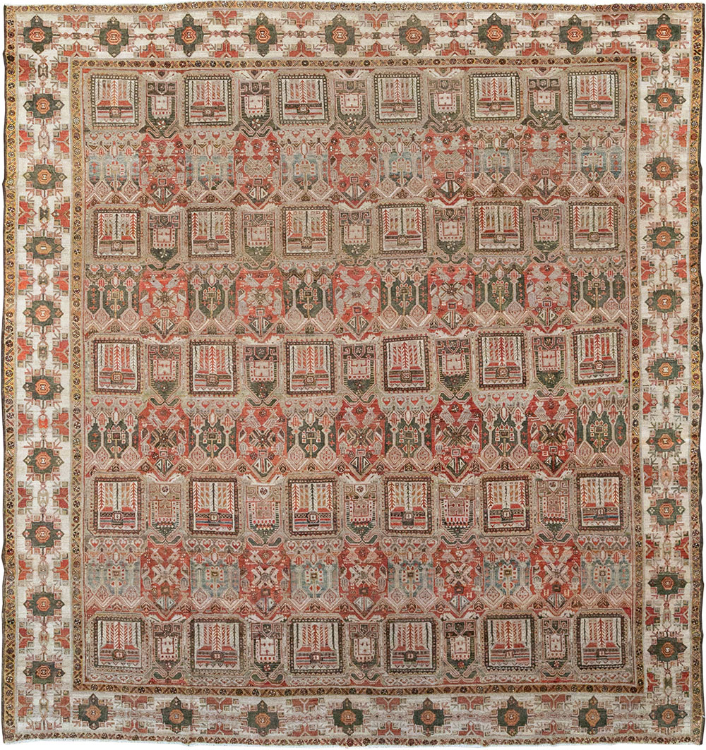 Antique Persian Bakhtiari Square Room Size Carpet, No.32924 - Galerie Shabab
