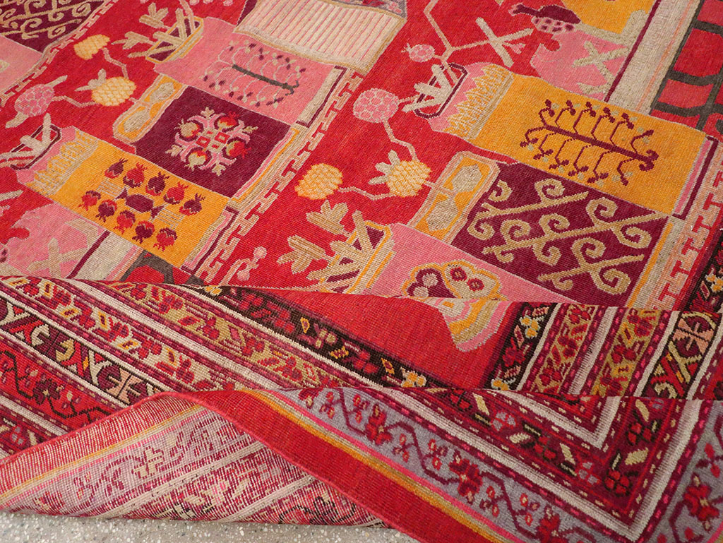 Antique East Turkestan Pictorial Vase Khotan Room Size Carpet, No.32926 - Galerie Shabab