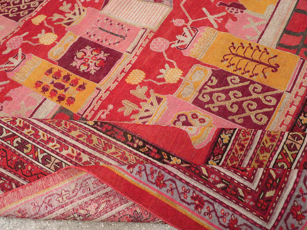 Antique East Turkestan Pictorial Vase Khotan Room Size Carpet, No.32926 - Galerie Shabab