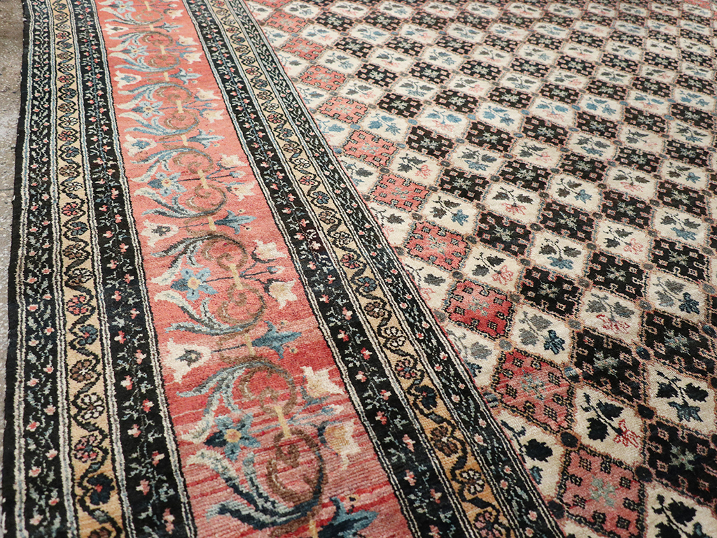 Vintage Persian Bakhtiari Room Size Carpet, No.32934 - Galerie Shabab