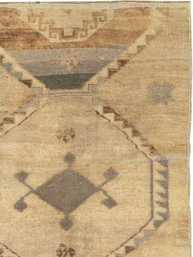 Vintage Turkish Anatolian Room Size Carpet, No.32972 - Galerie Shabab