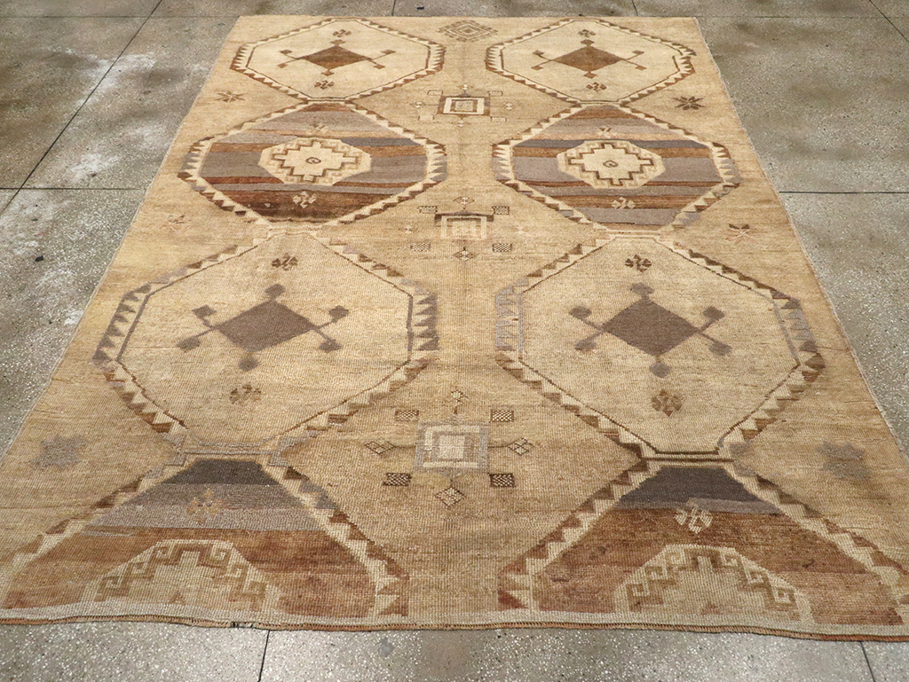 Vintage Turkish Anatolian Room Size Carpet, No.32972 - Galerie Shabab