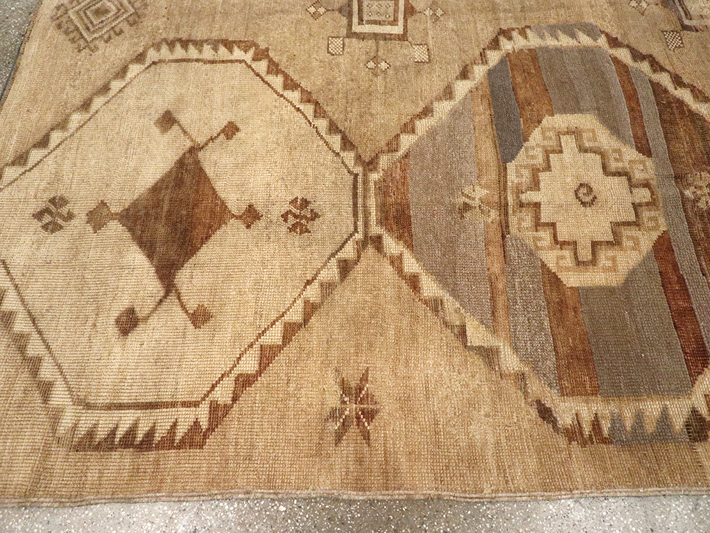 Vintage Turkish Anatolian Room Size Carpet, No.32972 - Galerie Shabab