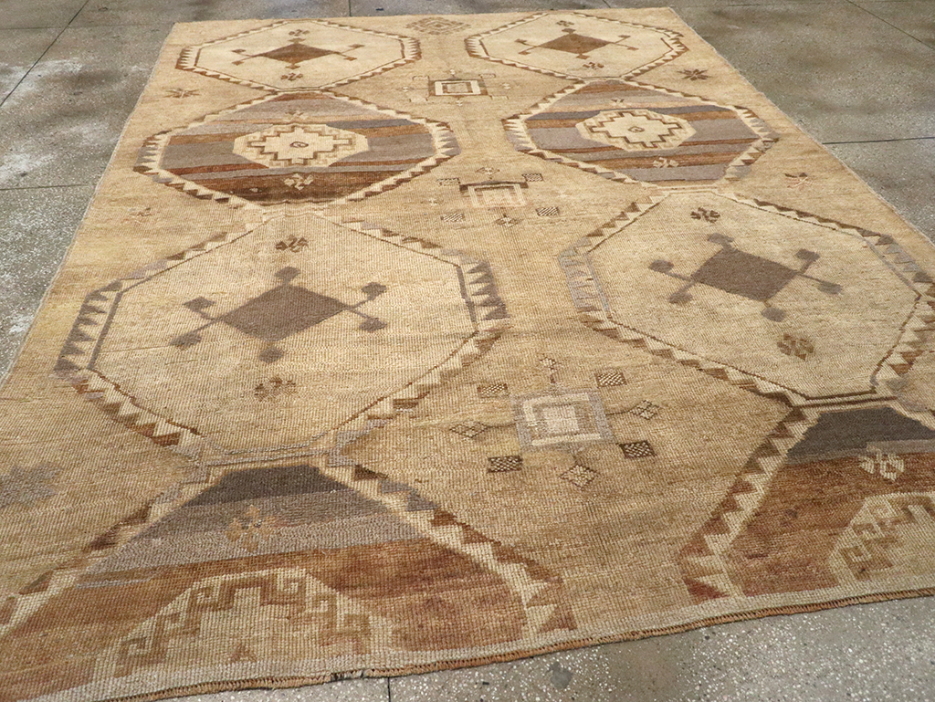 Vintage Turkish Anatolian Room Size Carpet, No.32972 - Galerie Shabab