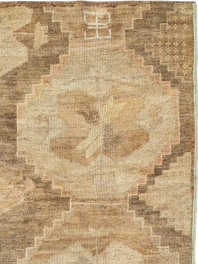 Vintage Turkish Anatolian Accent Rug, No.32973 - Galerie Shabab