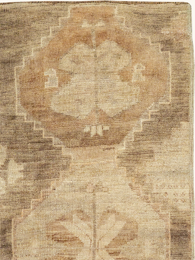 Vintage Turkish Anatolian Accent Rug, No.32973 - Galerie Shabab
