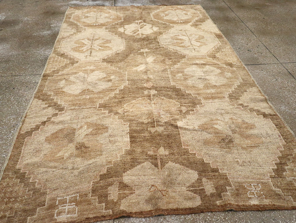 Vintage Turkish Anatolian Accent Rug, No.32973 - Galerie Shabab