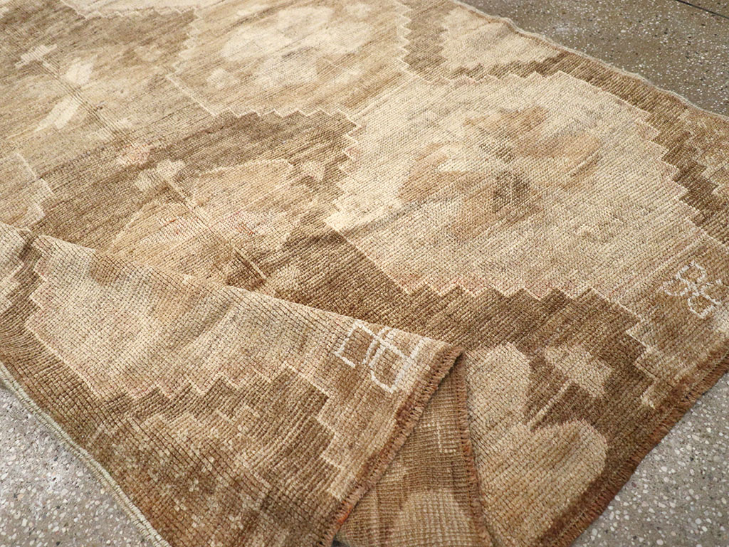 Vintage Turkish Anatolian Accent Rug, No.32973 - Galerie Shabab