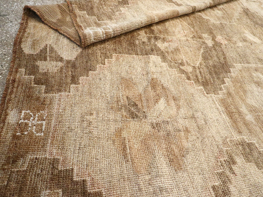 Vintage Turkish Anatolian Accent Rug, No.32973 - Galerie Shabab