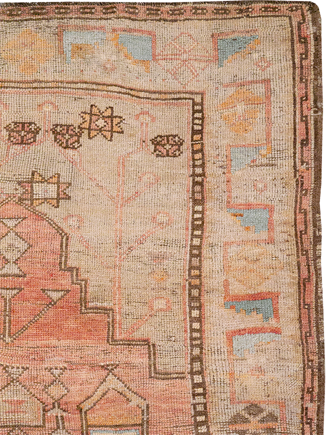 Vintage Turkish Anatolian Accent Rug, No.32976 - Galerie Shabab