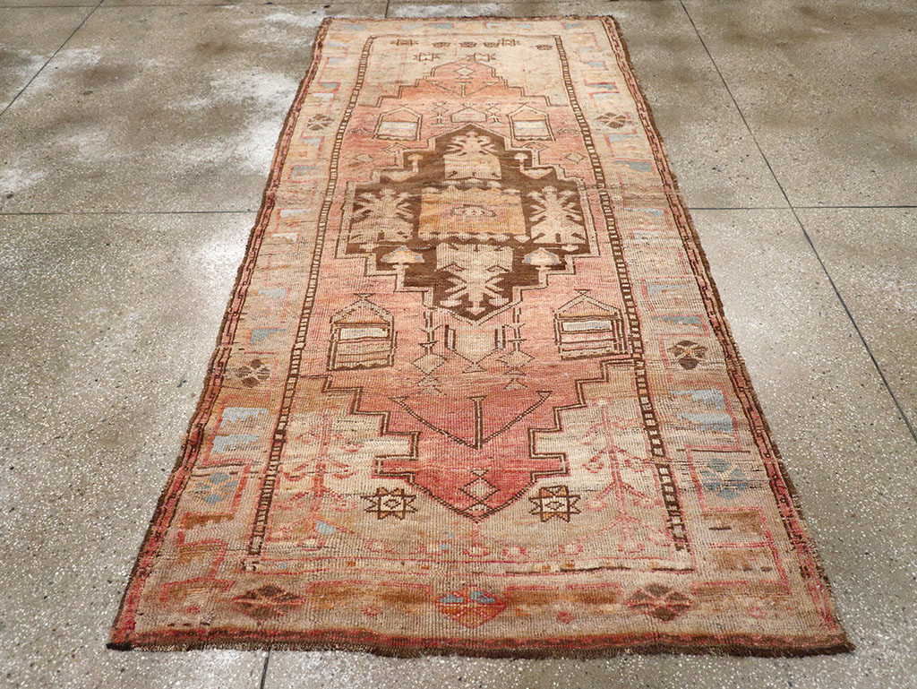 Vintage Turkish Anatolian Gallery Carpet, No.32976 - Galerie Shabab