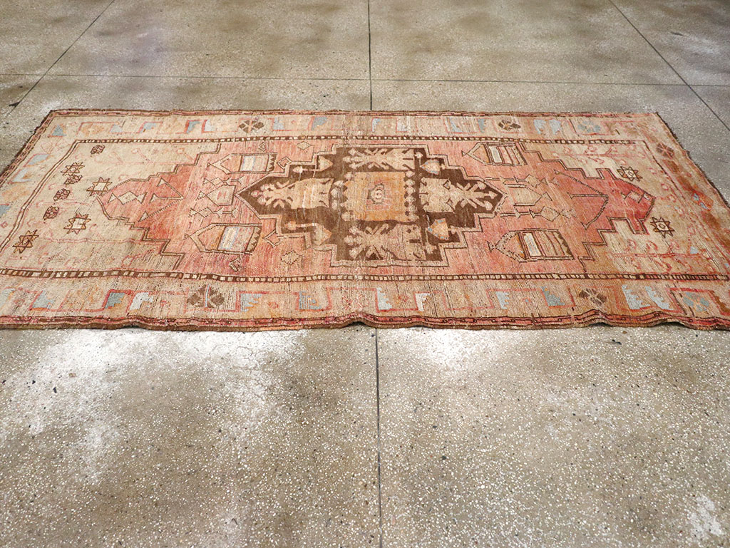 Vintage Turkish Anatolian Gallery Carpet, No.32976 - Galerie Shabab