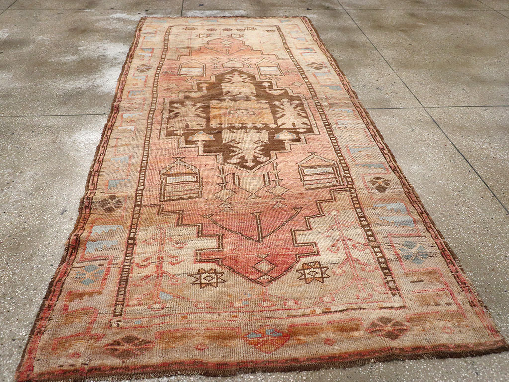Vintage Turkish Anatolian Gallery Carpet, No.32976 - Galerie Shabab