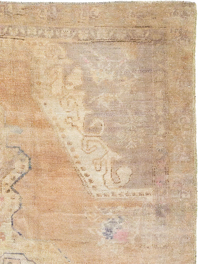 Vintage Turkish Anatolian Accent Rug, No.32977 - Galerie Shabab