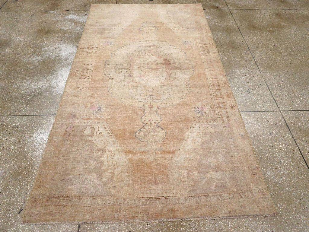 Vintage Turkish Anatolian Accent Rug, No.32977 - Galerie Shabab