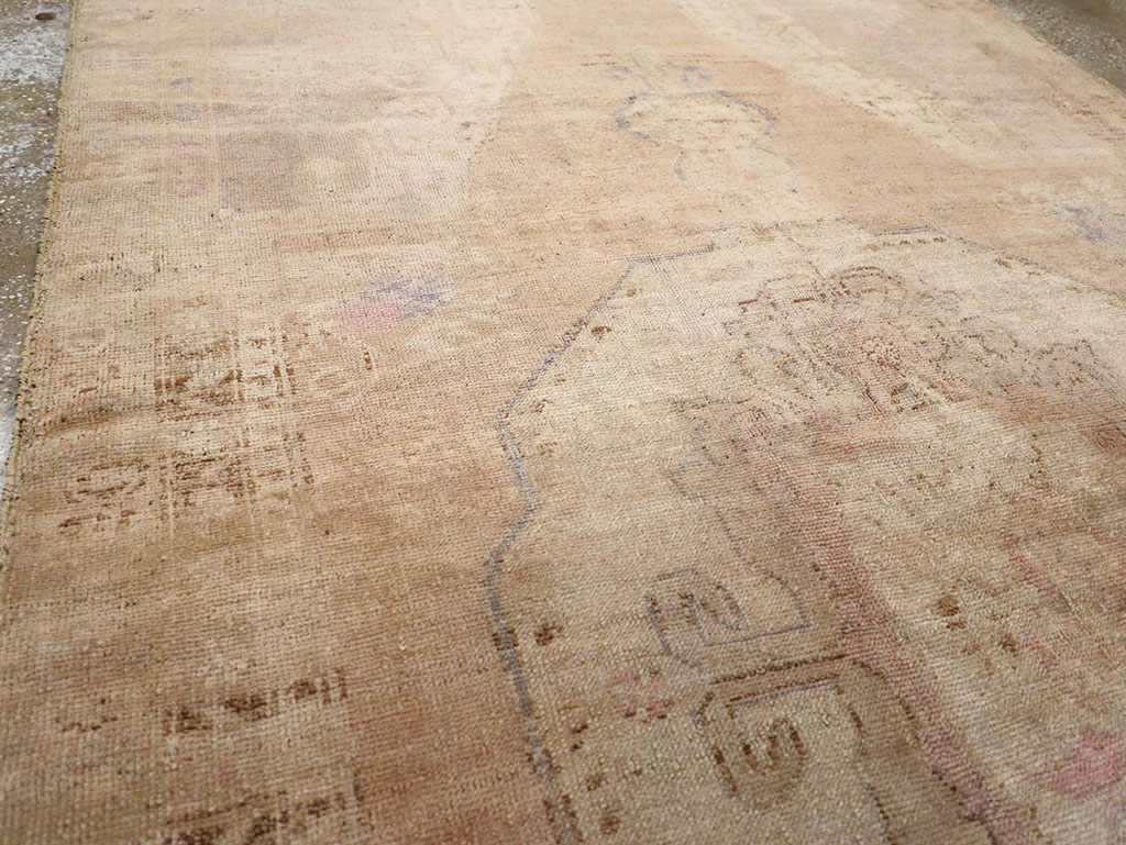 Vintage Turkish Anatolian Accent Rug, No.32977 - Galerie Shabab