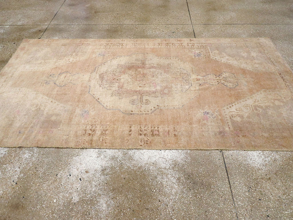 Vintage Turkish Anatolian Accent Rug, No.32977 - Galerie Shabab