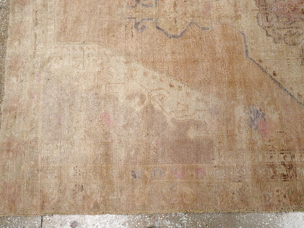 Vintage Turkish Anatolian Accent Rug, No.32977 - Galerie Shabab