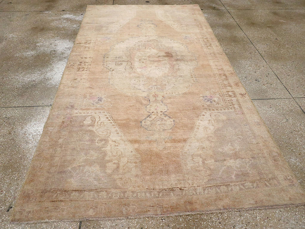 Vintage Turkish Anatolian Accent Rug, No.32977 - Galerie Shabab