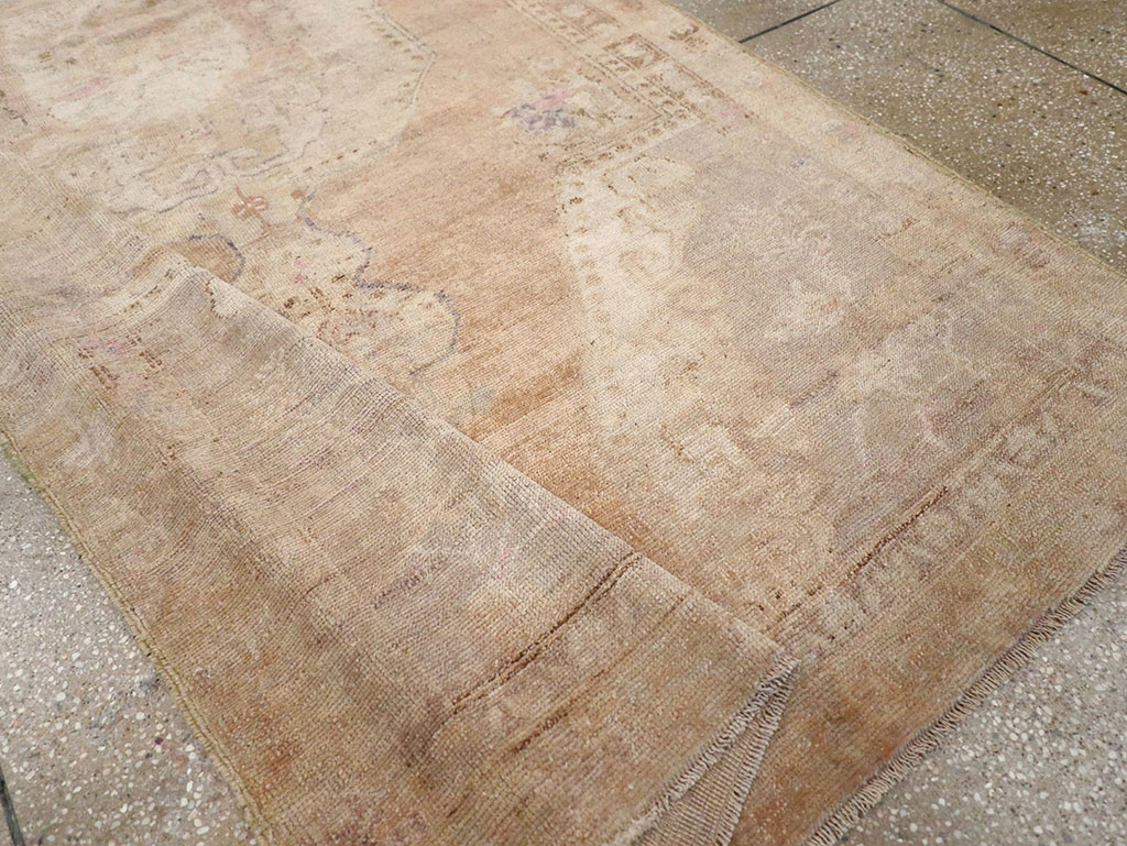 Vintage Turkish Anatolian Accent Rug, No.32977 - Galerie Shabab