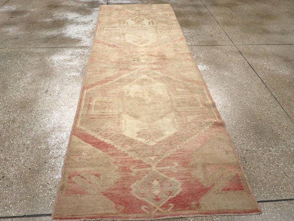 Vintage Turkish Anatolian Runner, No.32978 - Galerie Shabab