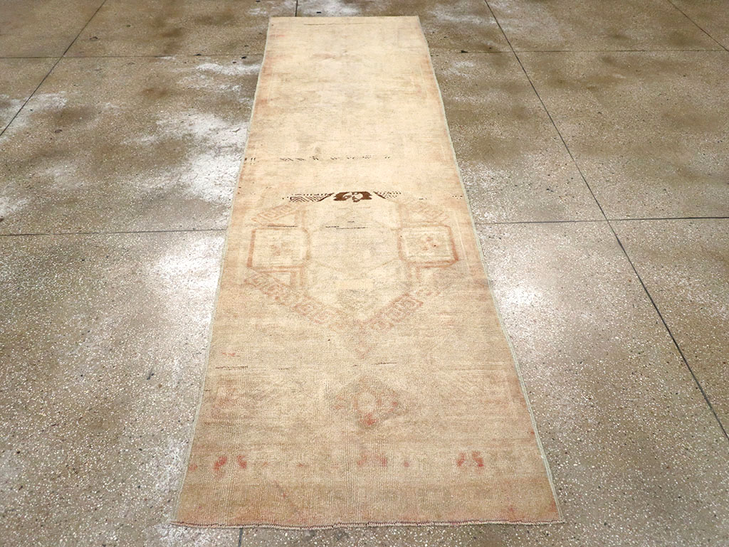 Vintage Turkish Anatolian Runner, No.32979 - Galerie Shabab