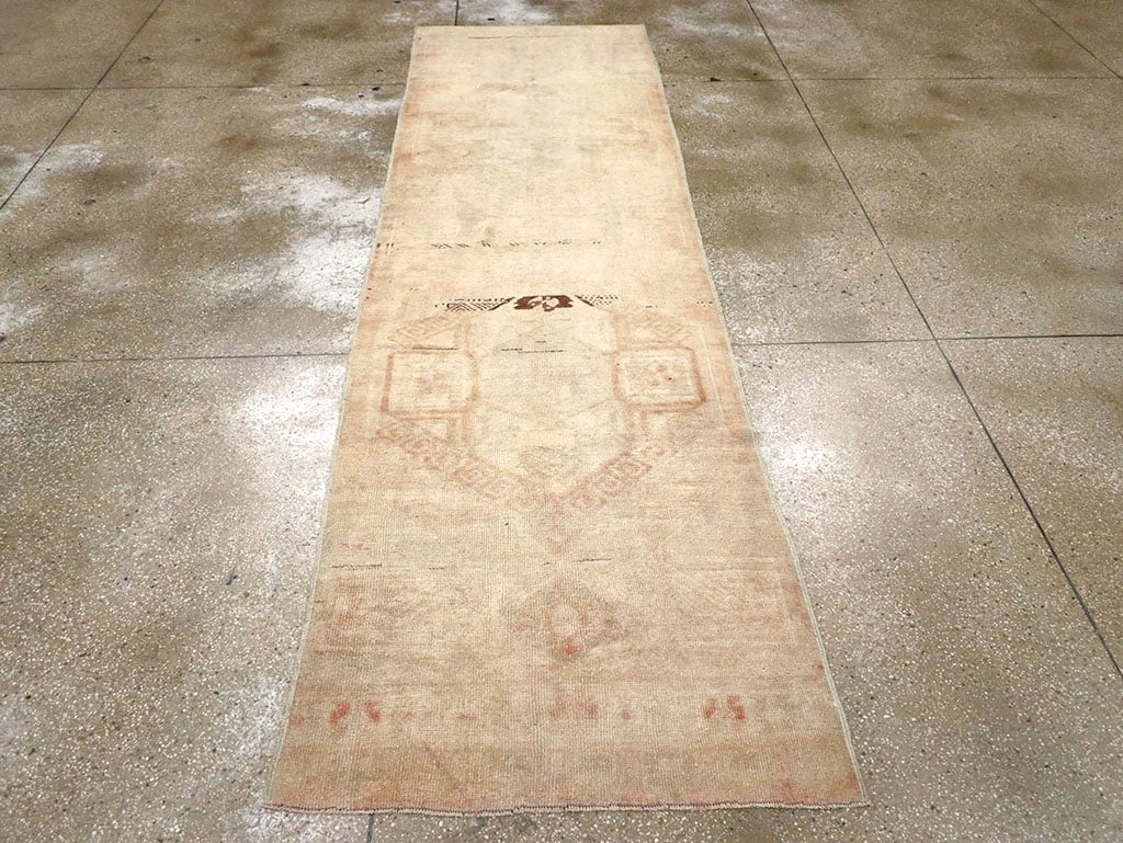 Vintage Turkish Anatolian Runner, No.32979 - Galerie Shabab
