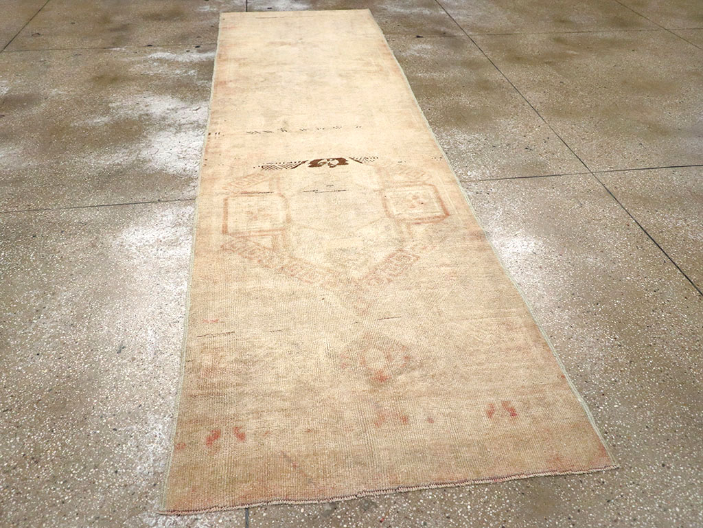 Vintage Turkish Anatolian Runner, No.32979 - Galerie Shabab