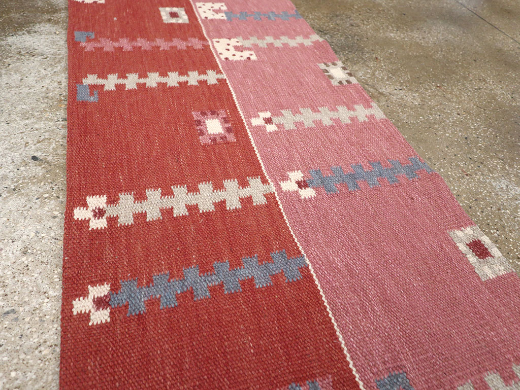 Modern Turkish Flatweave Kilim Runner, No.33000 - Galerie Shabab