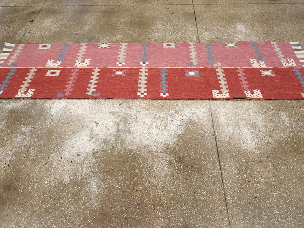 Modern Turkish Flatweave Kilim Runner, No.33000 - Galerie Shabab