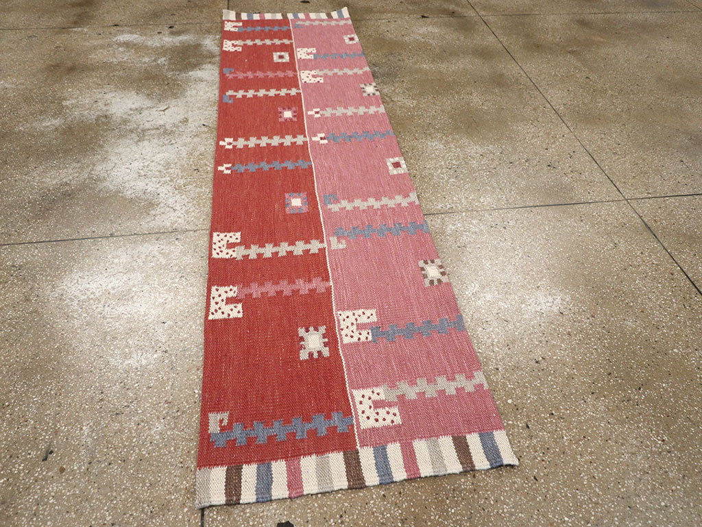 Modern Turkish Flatweave Kilim Runner, No.33000 - Galerie Shabab