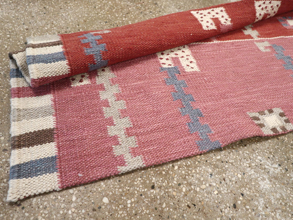 Modern Turkish Flatweave Kilim Runner, No.33000 - Galerie Shabab