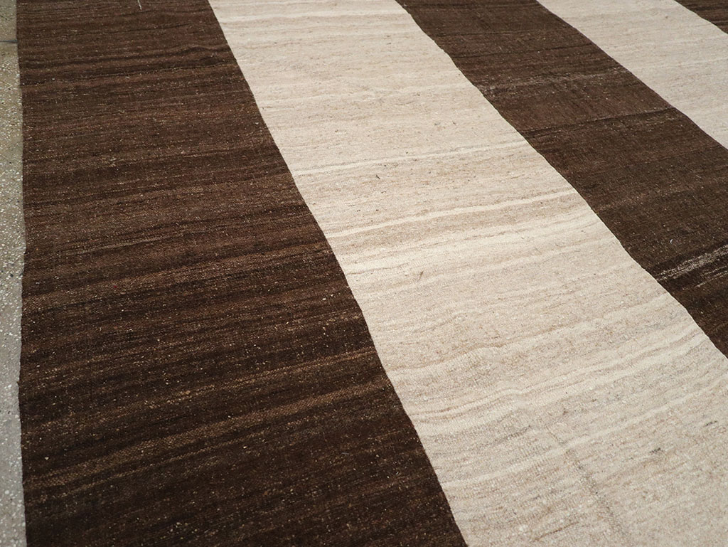 Vintage Turkish Flatweave Kilim Room Size Carpet, No.33070 - Galerie Shabab