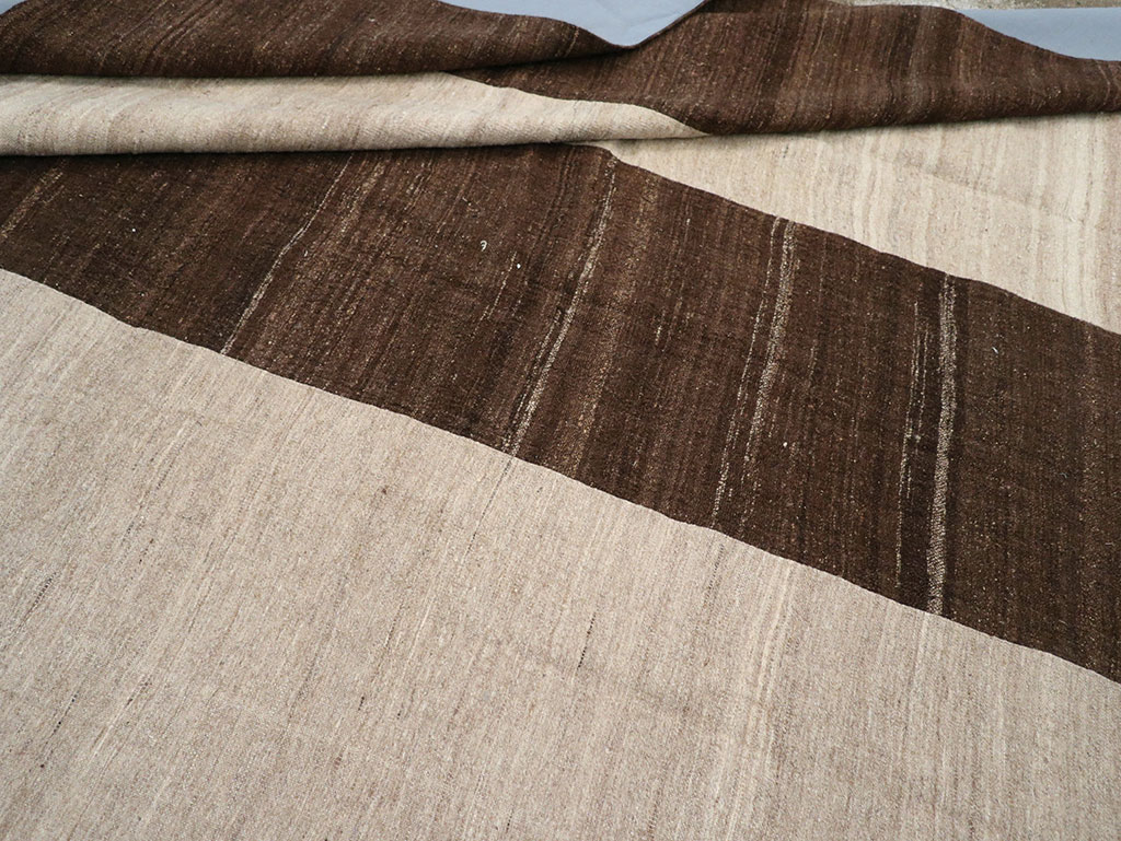 Vintage Turkish Flatweave Kilim Room Size Carpet, No.33070 - Galerie Shabab