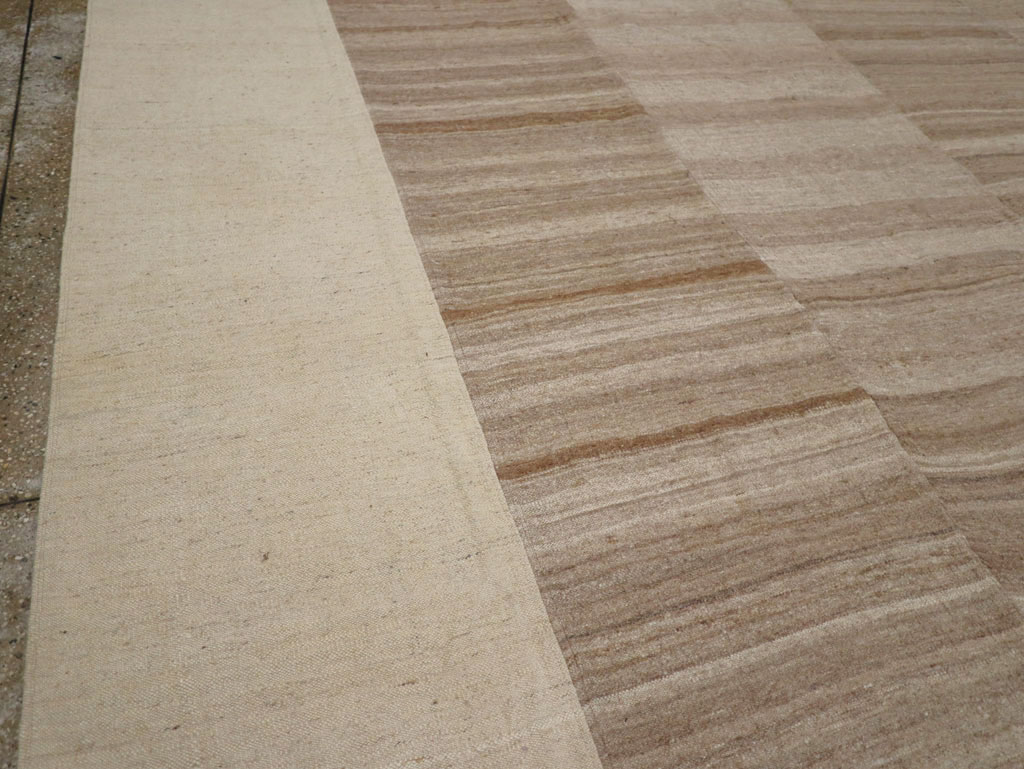 Vintage Turkish Flatweave Kilim Room Size Carpet, No.33075 - Galerie Shabab