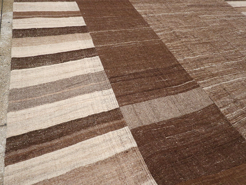 Vintage Turkish Flatweave Kilim Room Size Carpet, No.33076 - Galerie Shabab