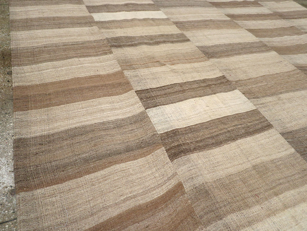 Vintage Turkish Flatweave Kilim Room Size Carpet, No.33090 - Galerie Shabab