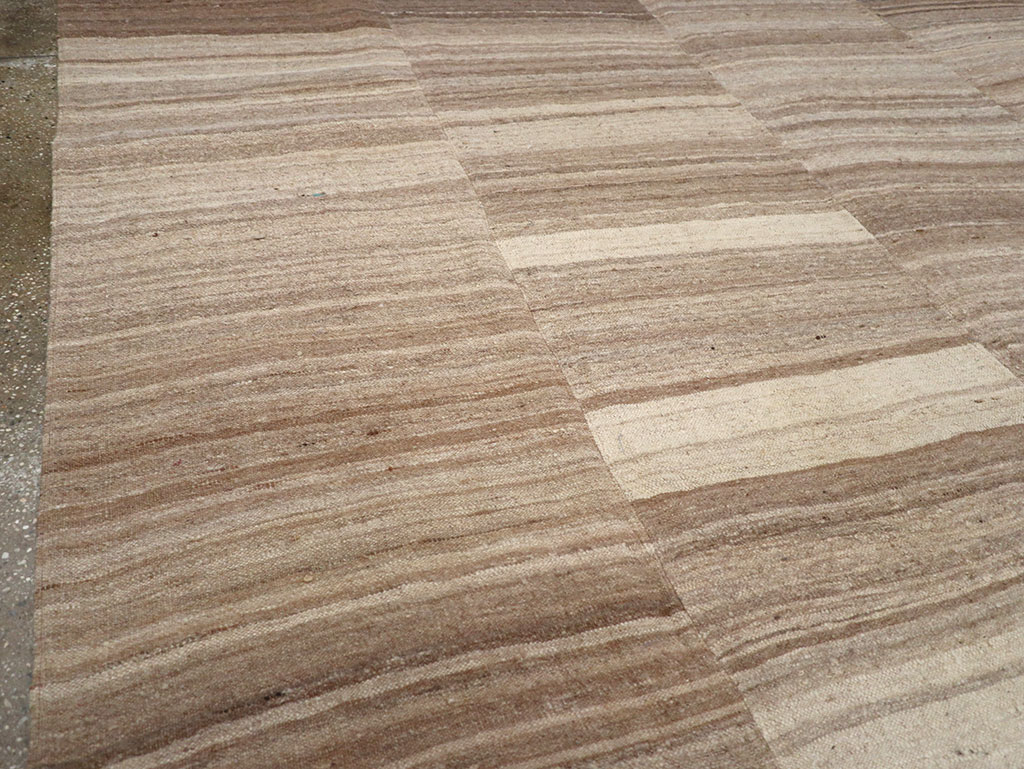 Vintage Turkish Flatweave Kilim Room Size Carpet, No.33099 - Galerie Shabab