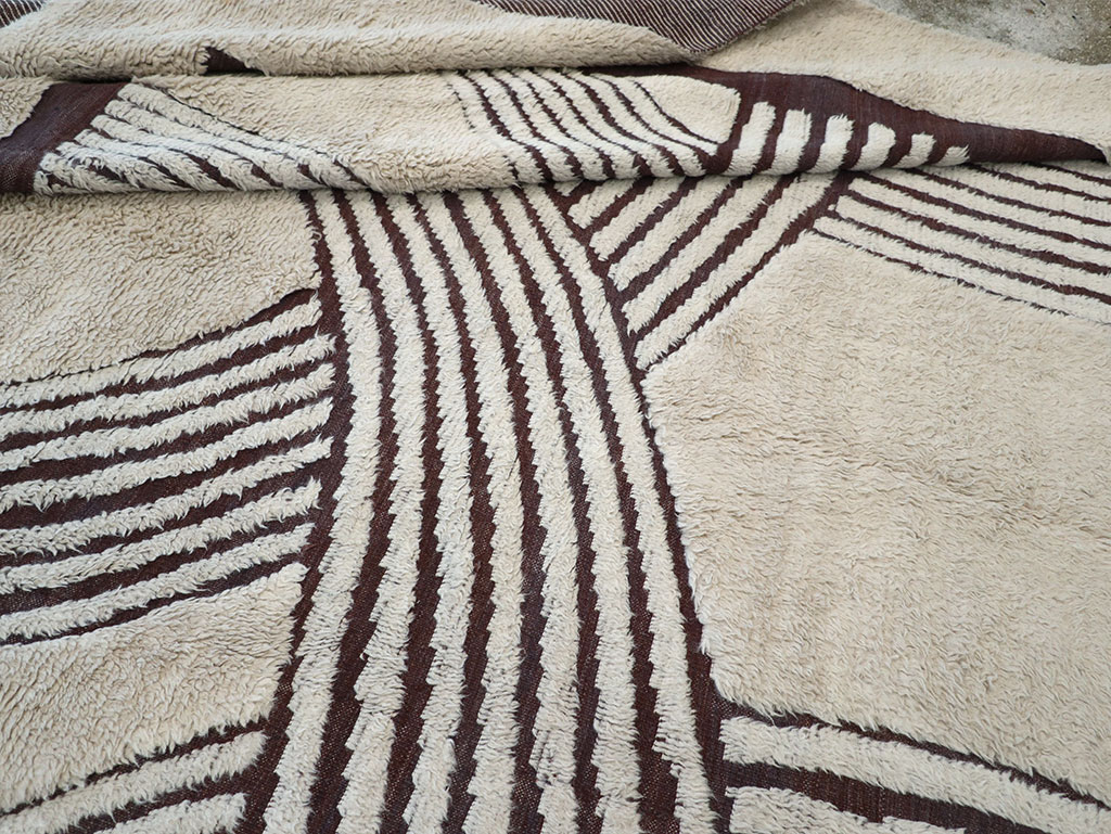 Modern Moroccan Art Deco Room Size Carpet, No.33174 - Galerie Shabab