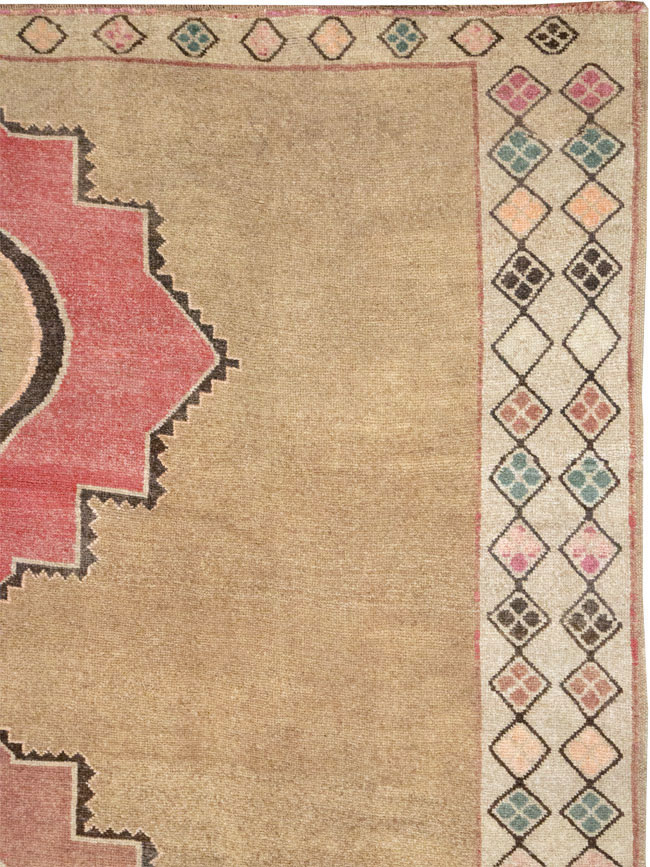 Vintage Turkish Anatolian Room Size Carpet, No.33196 - Galerie Shabab