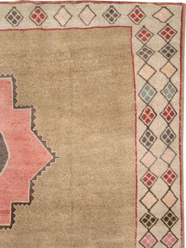 Vintage Turkish Anatolian Room Size Carpet, No.33196 - Galerie Shabab