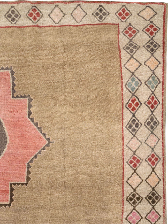 Vintage Turkish Anatolian Room Size Carpet, No.33196 - Galerie Shabab