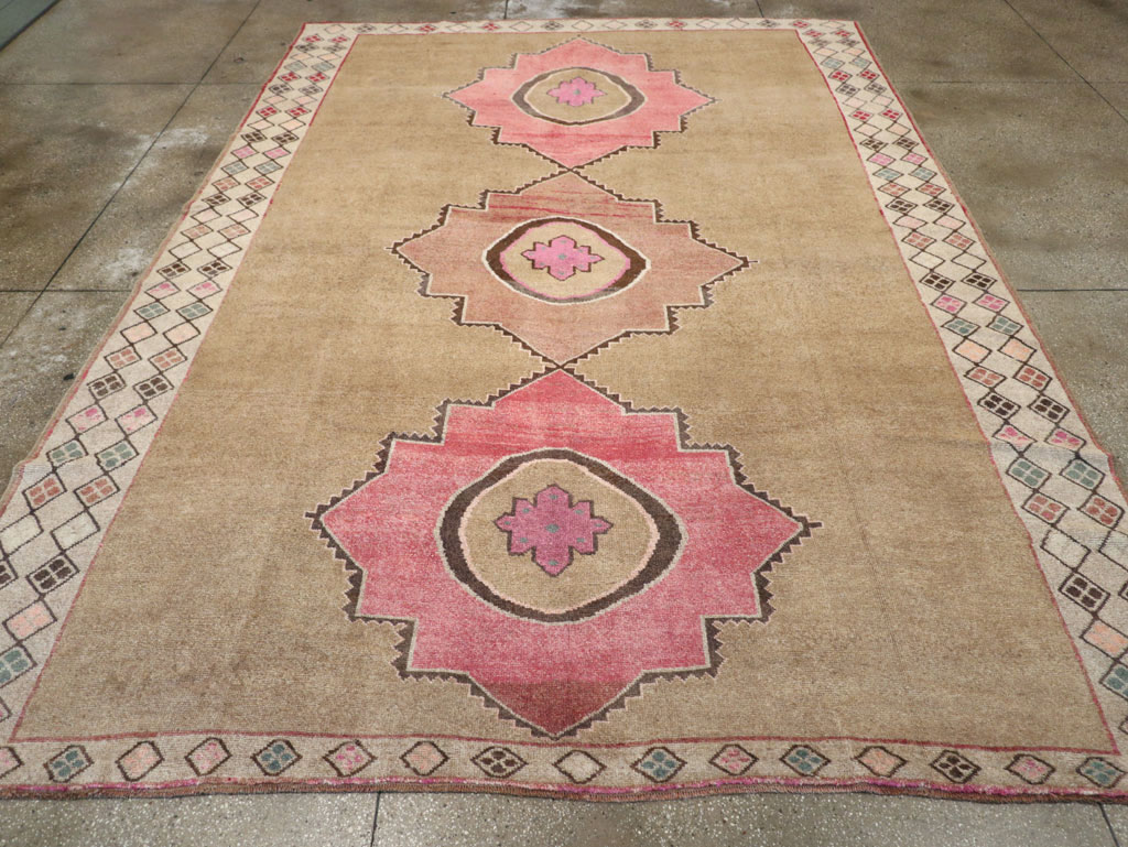 Vintage Turkish Anatolian Room Size Carpet, No.33196 - Galerie Shabab