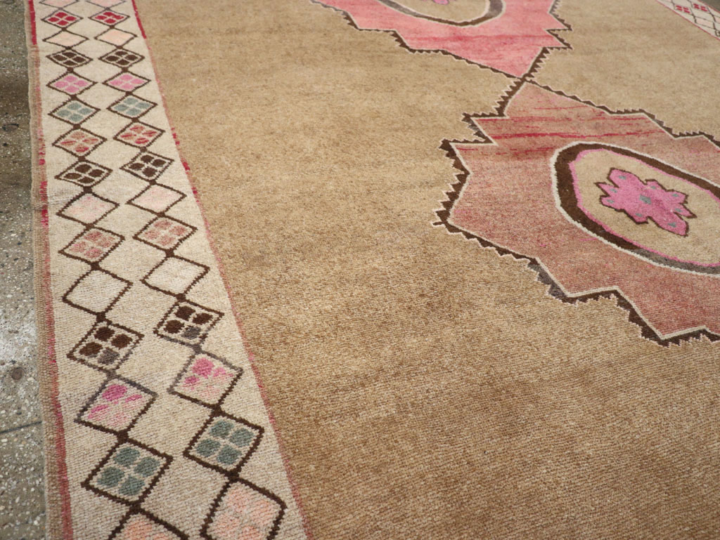 Vintage Turkish Anatolian Room Size Carpet, No.33196 - Galerie Shabab