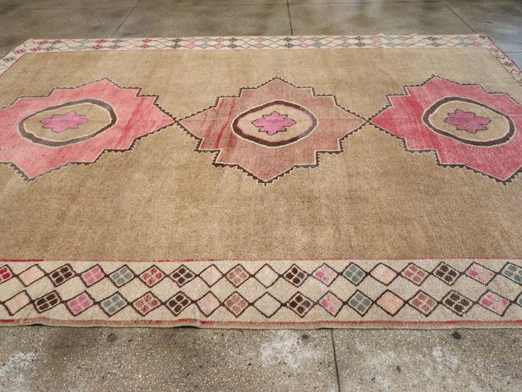 Vintage Turkish Anatolian Room Size Carpet, No.33196 - Galerie Shabab