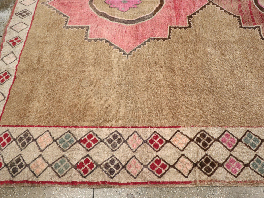 Vintage Turkish Anatolian Room Size Carpet, No.33196 - Galerie Shabab