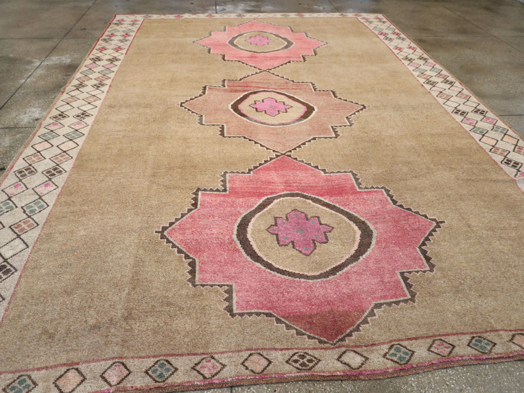 Vintage Turkish Anatolian Room Size Carpet, No.33196 - Galerie Shabab