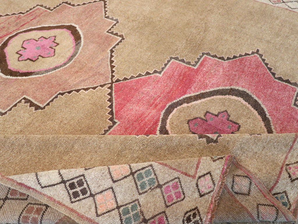 Vintage Turkish Anatolian Room Size Carpet, No.33196 - Galerie Shabab